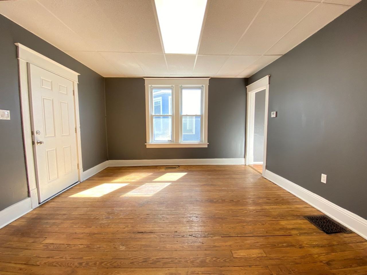 934 Summer St - Photo 7 of 18