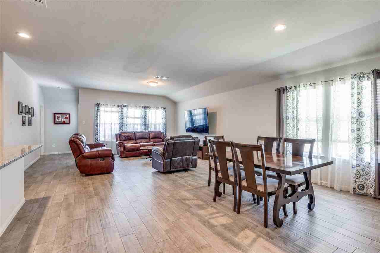 8700 Smokehouse Dr - Photo 3 of 10