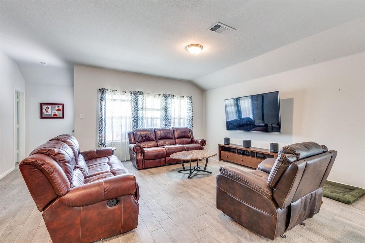 8700 Smokehouse Dr - Photo 4 of 10