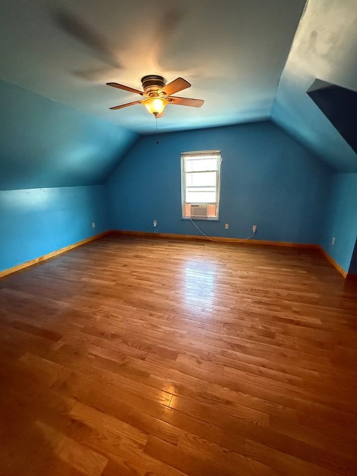 1006 Robert Ct - Photo 2 of 8