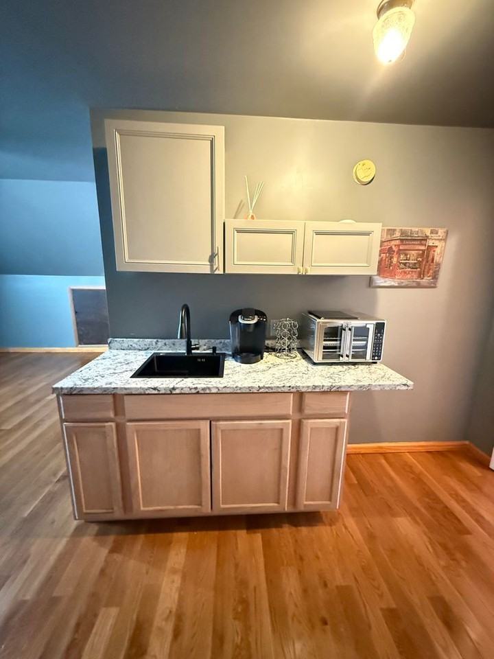 1006 Robert Ct - Photo 4 of 8