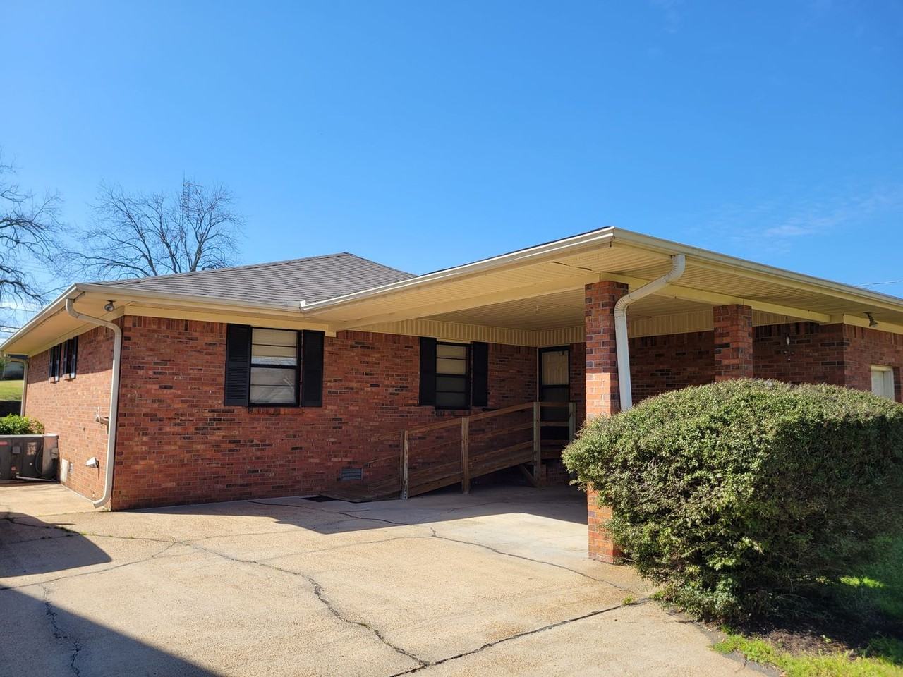 912 N Main St - Photo 2 of 10