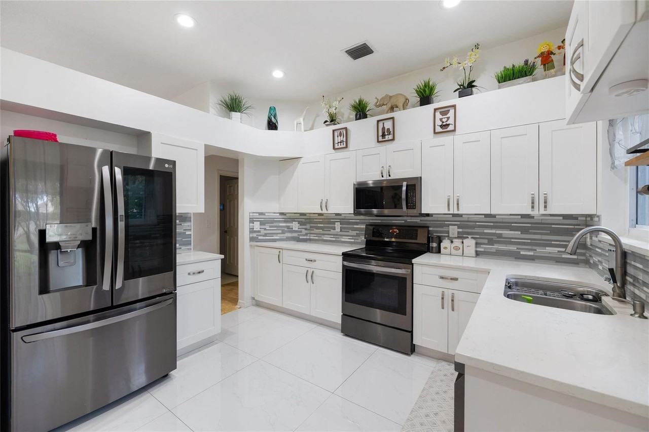 5460 Nw 38th Ter - Photo 2 of 21