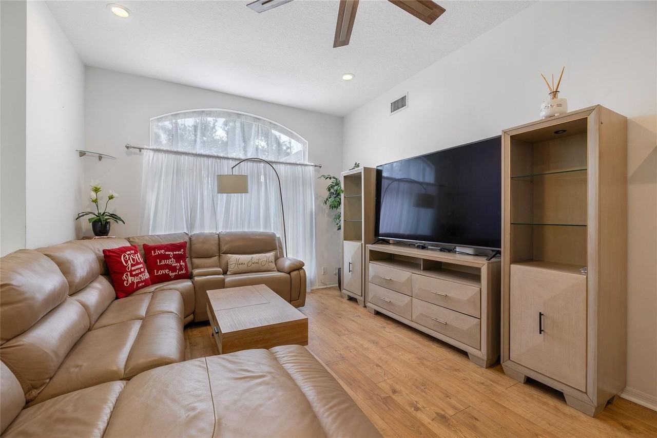 5460 Nw 38th Ter - Photo 4 of 21