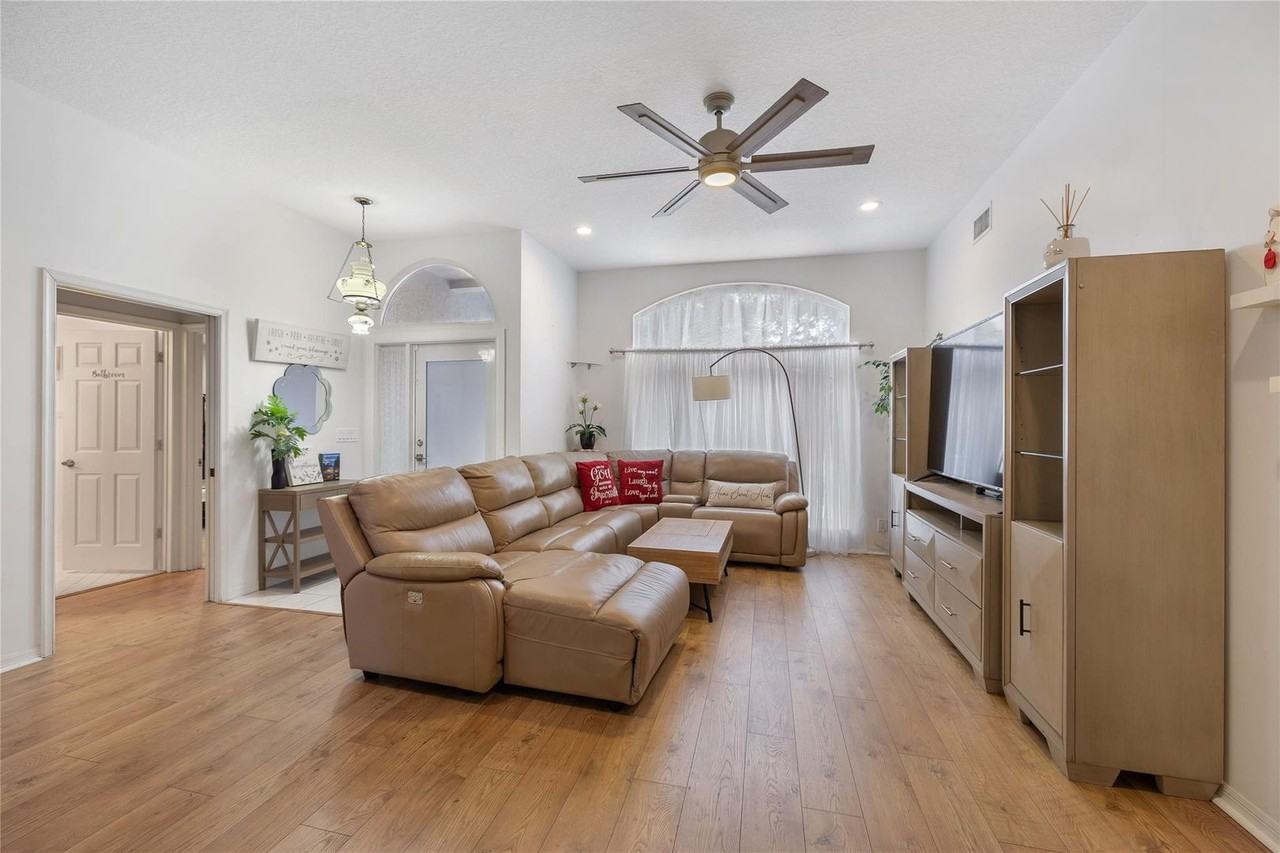 5460 Nw 38th Ter - Photo 5 of 21