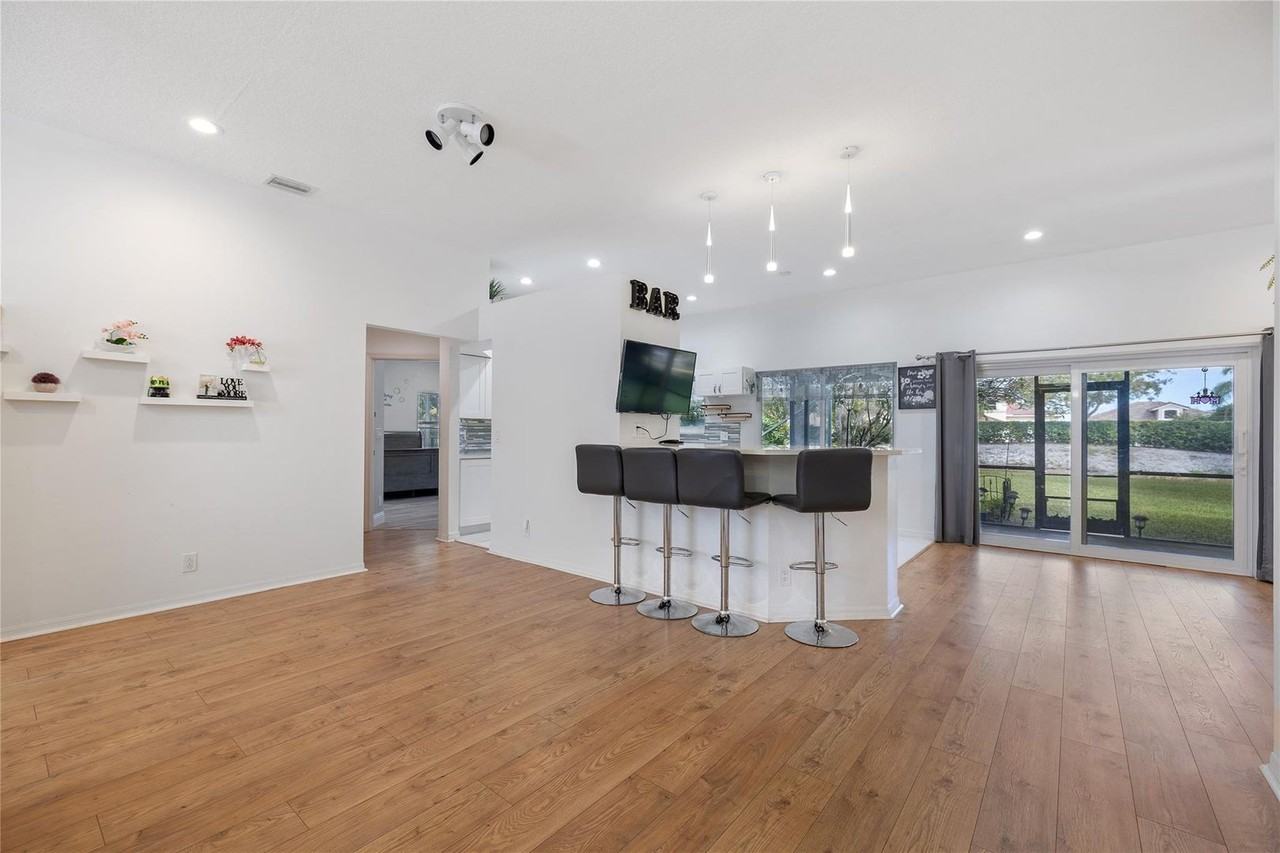 5460 Nw 38th Ter - Photo 6 of 21