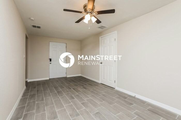 913 Bethune Dr - Photo 4 of 16