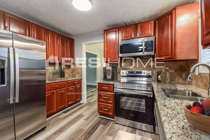 1076 Martin Rd - Photo 2 of 17