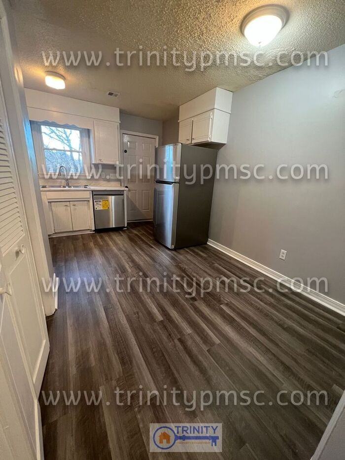 170 Sherman Dr - Photo 4 of 10