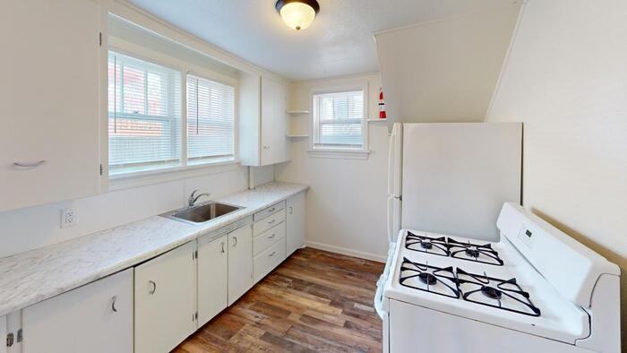 1016 1/2 N 13th St - Photo 2 of 8