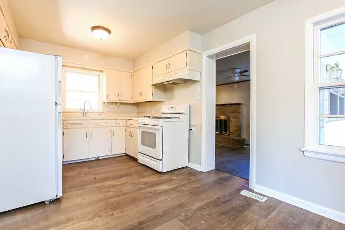 3815 Idlewild Ave - Photo 3 of 9