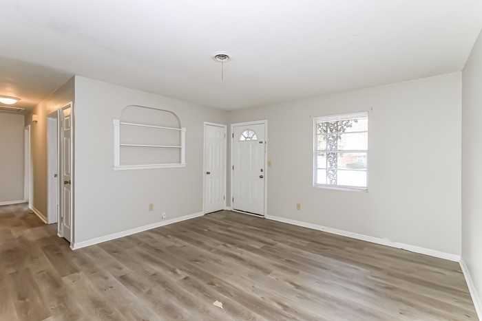 1812 Formosa Dr - Photo 3 of 11