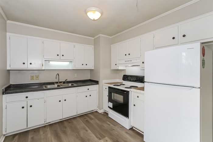 1812 Formosa Dr - Photo 4 of 11