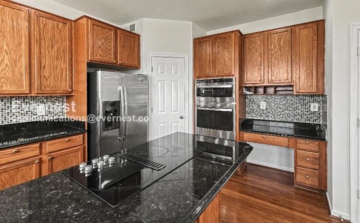 800 Fairwood Dr - Photo 2 of 37