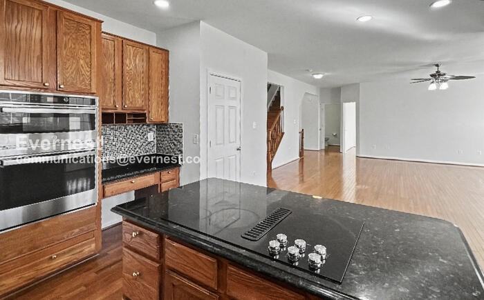 800 Fairwood Dr - Photo 4 of 37