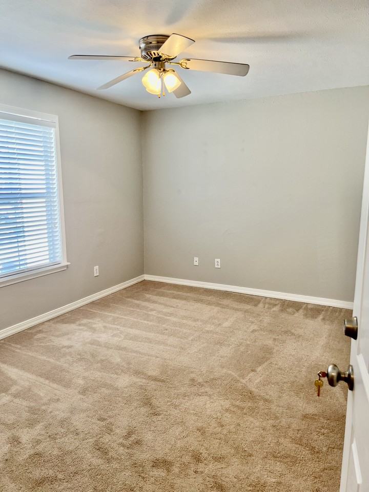 1256 Saint Andrews Ln #NA - Photo 5 of 11