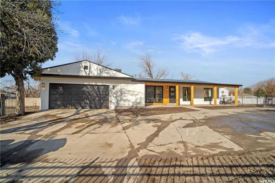 5590 S Edgewood Dr - Photo 2 of 9