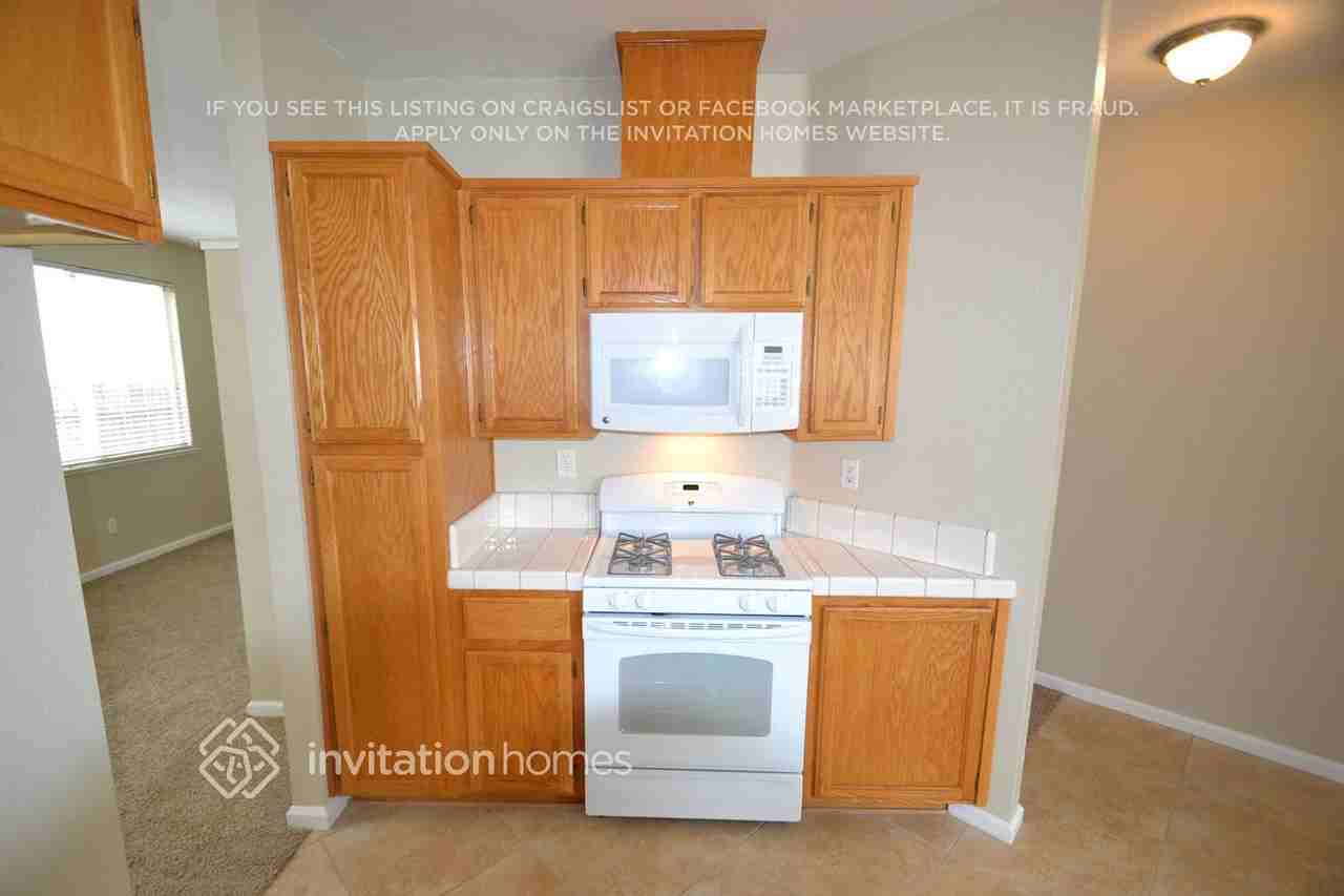 5523 Adobe Spring Way - Photo 4 of 11