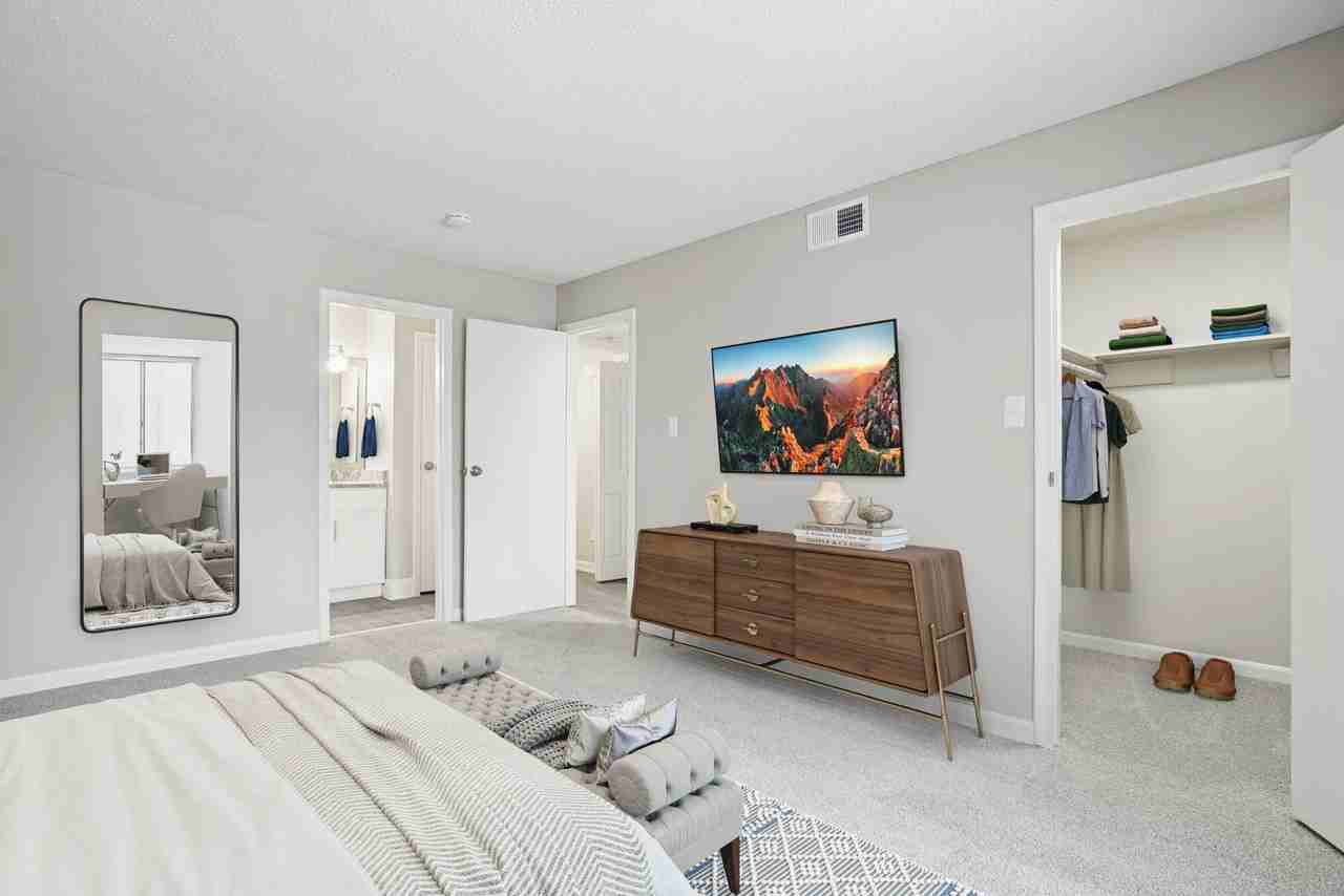 Stonesthrow - Photo 5 of 51