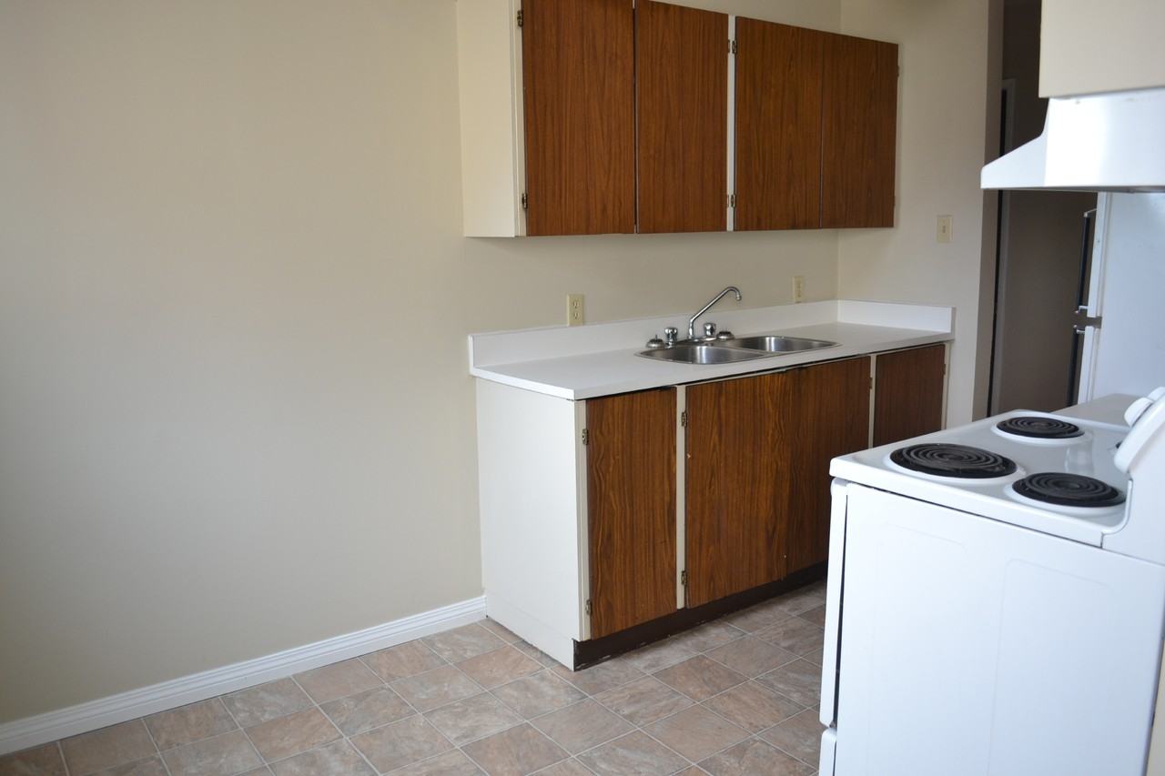 Lakeview Manor - Photo 3 of 11