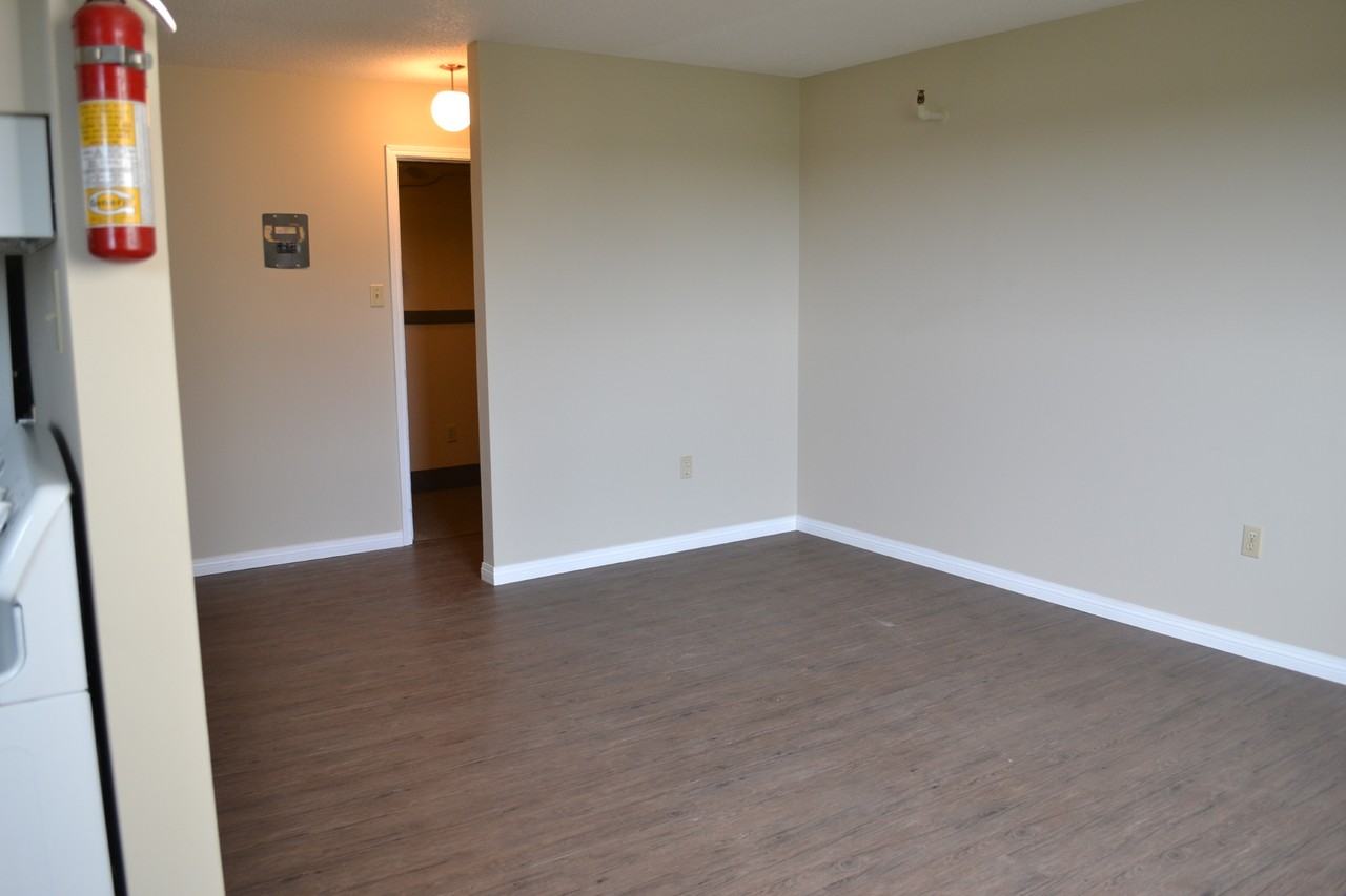 Lakeview Manor - Photo 6 of 11
