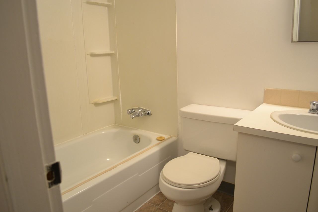 Lakeview Manor - Photo 7 of 11