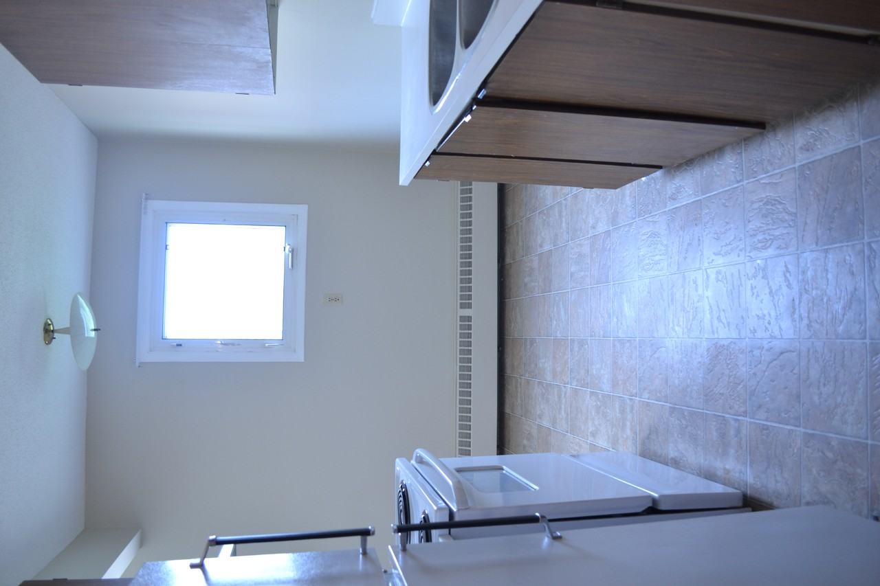 Lakeview Manor - Photo 3 of 10