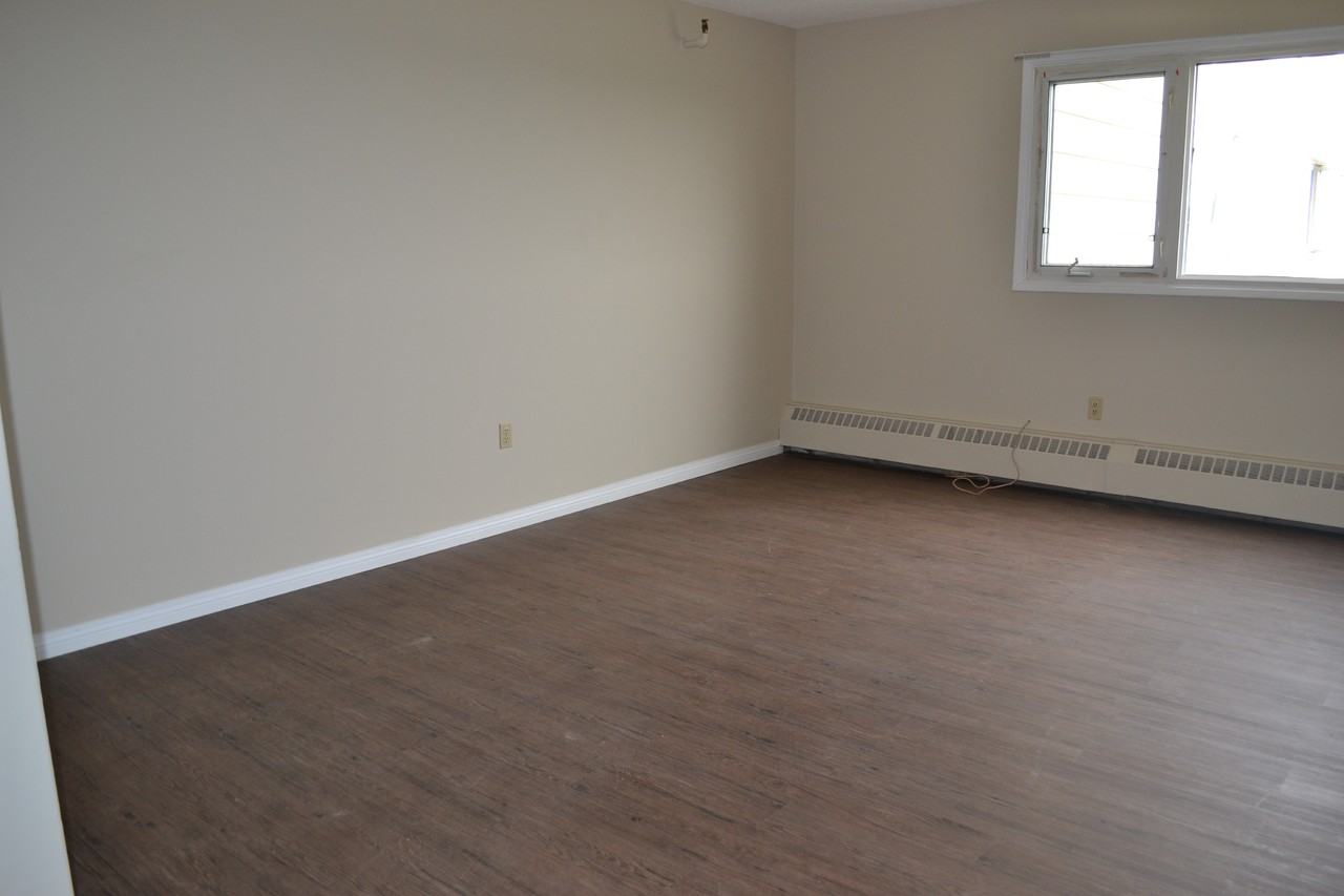 Lakeview Manor - Photo 6 of 10