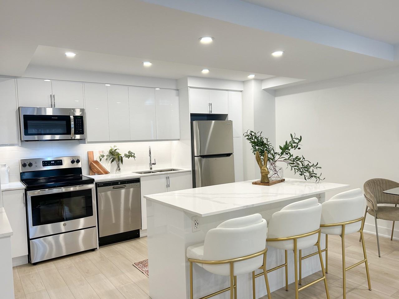 5220 Lakeshore - Photo 2 of 15