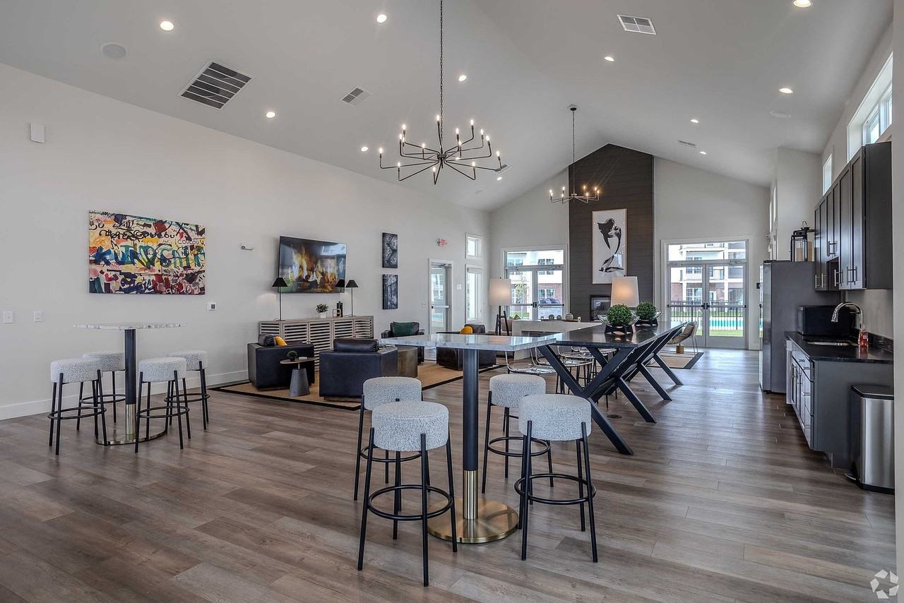 Ecco Park Apartments - Photo 4 of 31