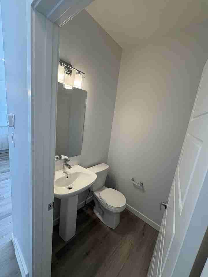 SF182 | 1 MONTH FREE | Modern 3 Bedroom Townhome in Redstone - Photo 7 of 14