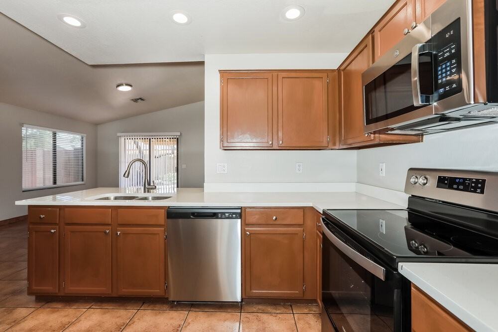 8515 W Elm St - Photo 7 of 19