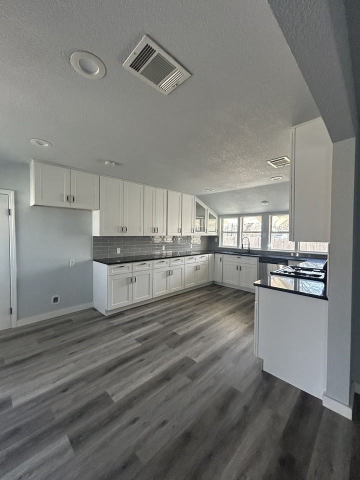 1208 Alexander St #1 - Photo 6 of 22