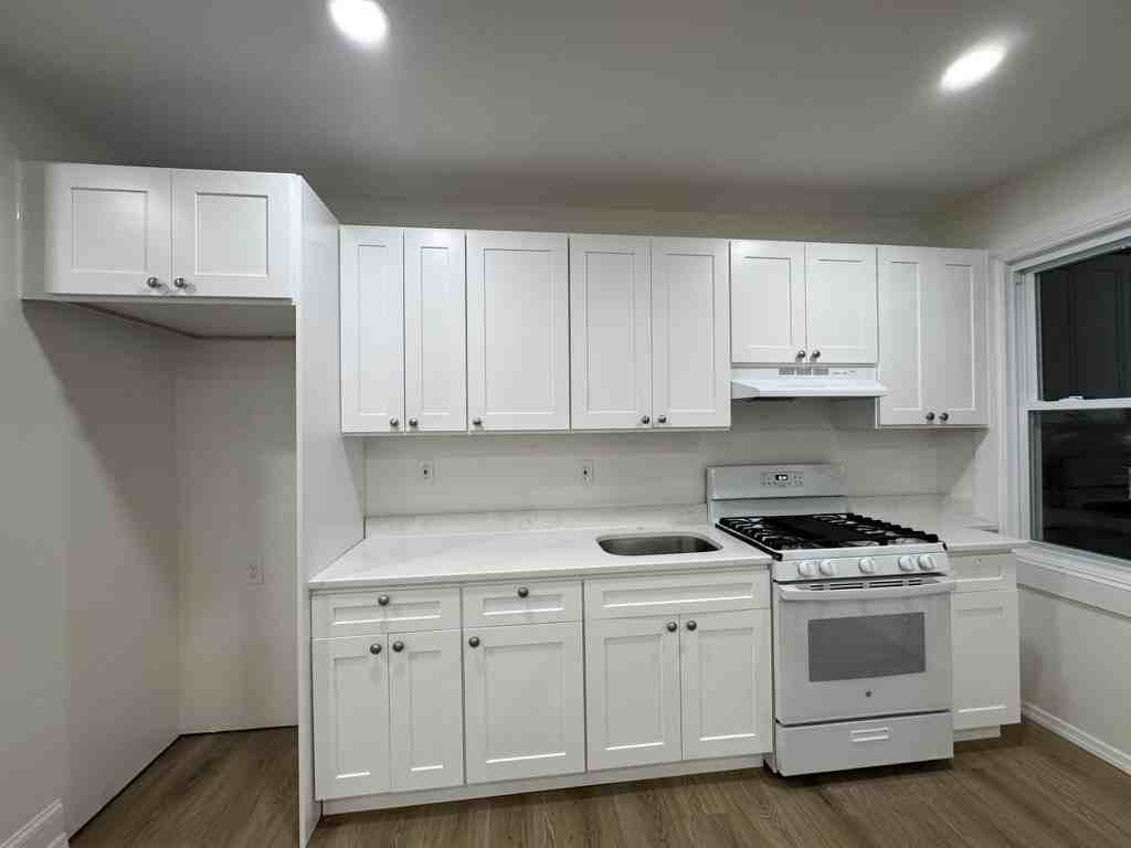 15 Van Courtland Pl #2 - Photo 3 of 18