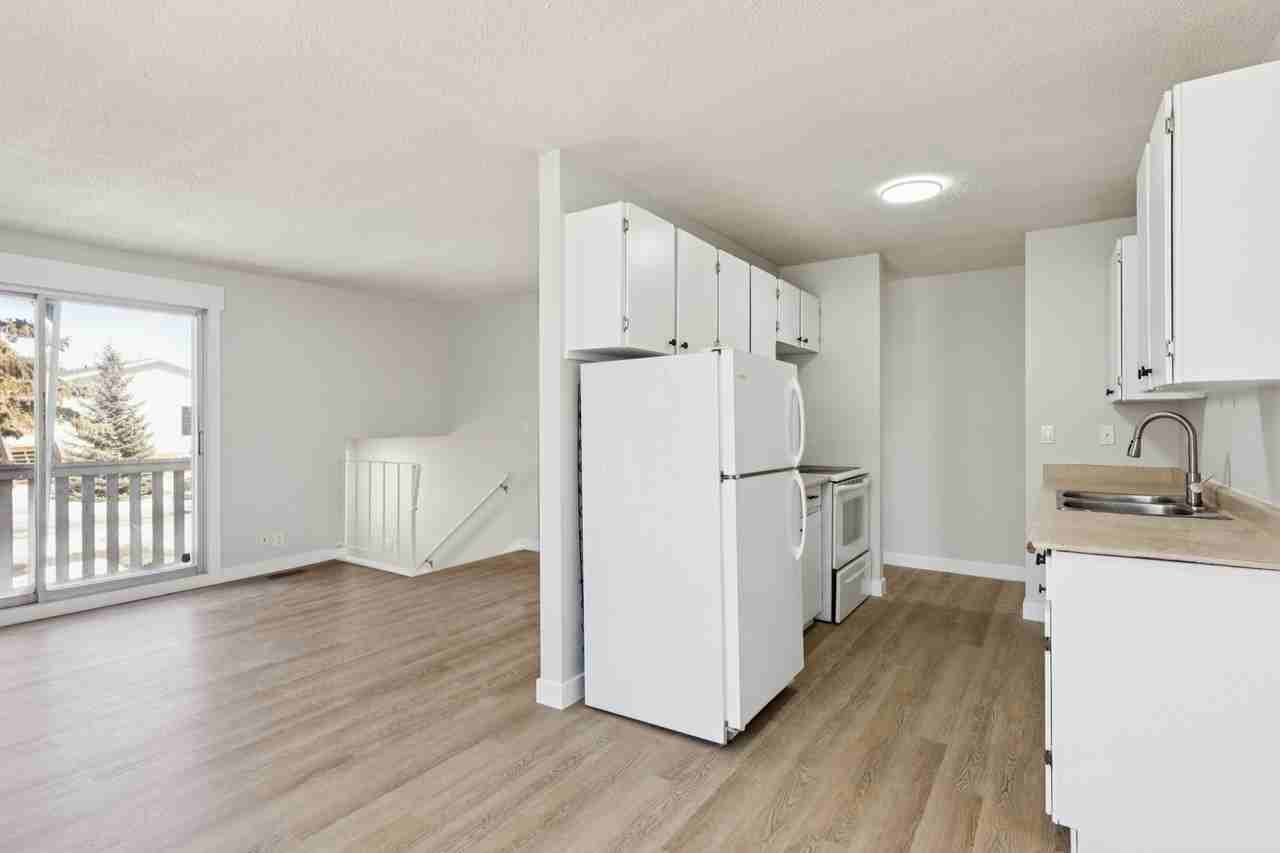 4809 52 St #4 - Photo 4 of 7