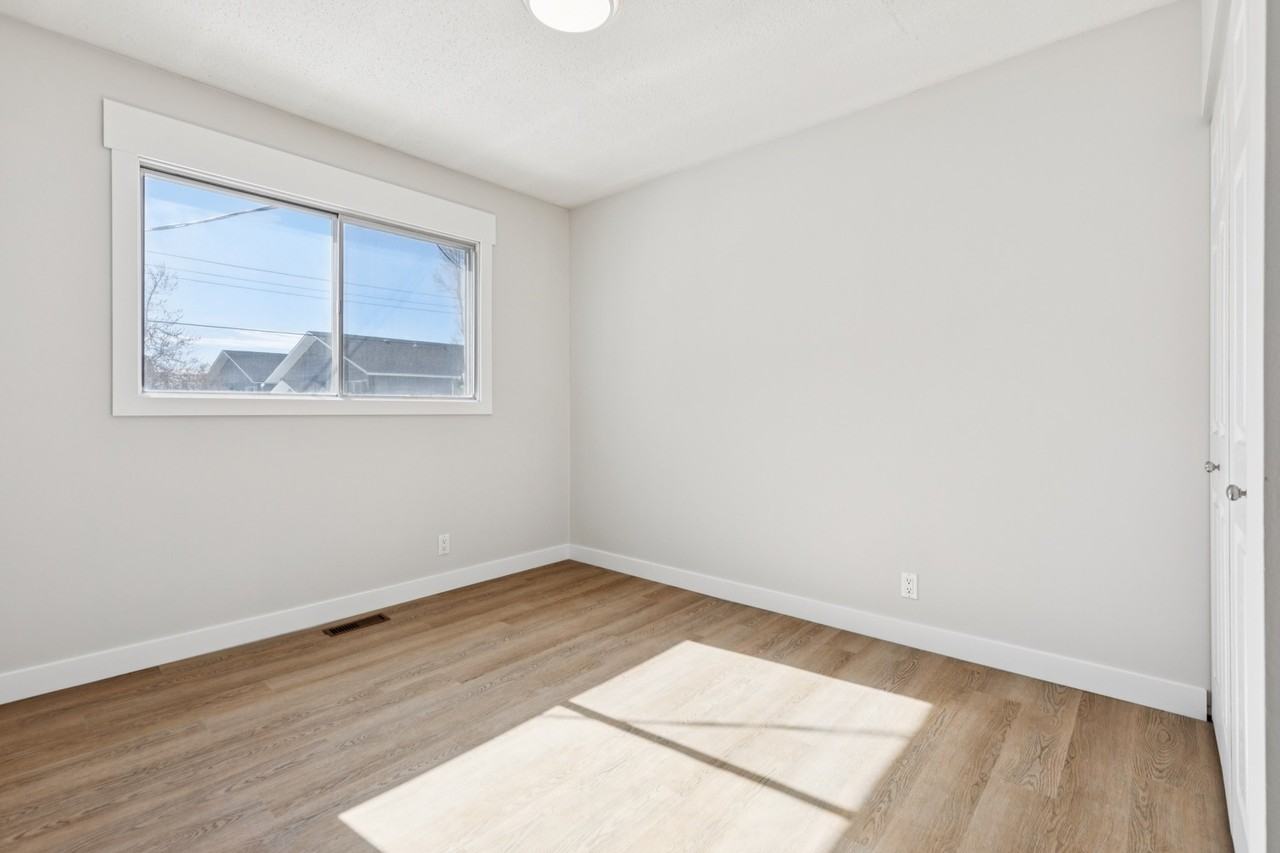 4809 52 St #4 - Photo 5 of 7