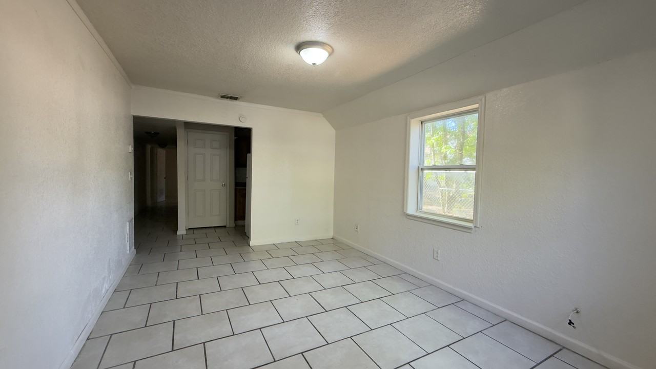 1570 Mcconihe St #B - Photo 2 of 9