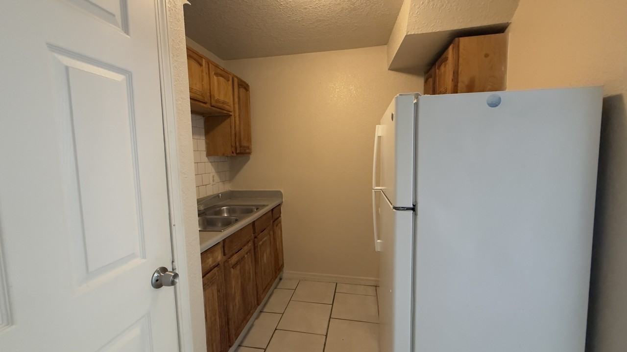 1570 Mcconihe St #B - Photo 3 of 9