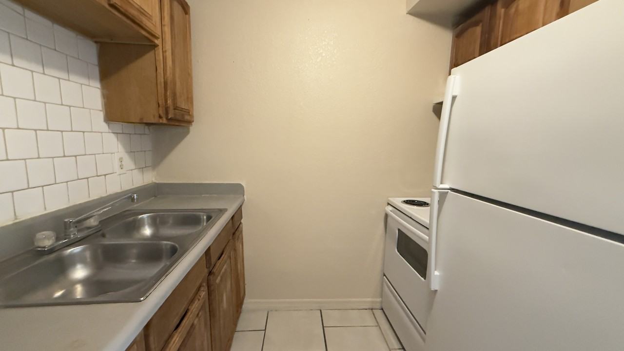 1570 Mcconihe St #B - Photo 4 of 9