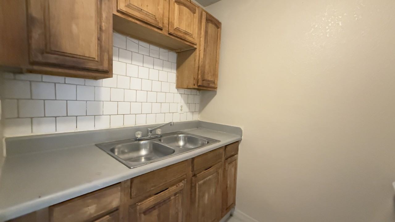 1570 Mcconihe St #B - Photo 5 of 9