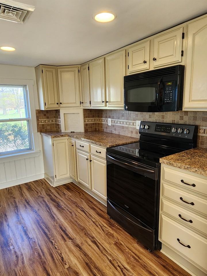 53 Liberty Ln #1 - Photo 4 of 19