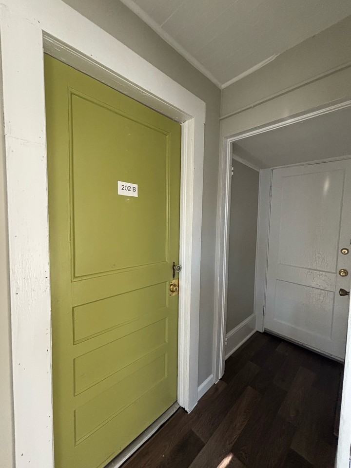 202 N Virginia Ave Apt B #1 - Photo 2 of 11