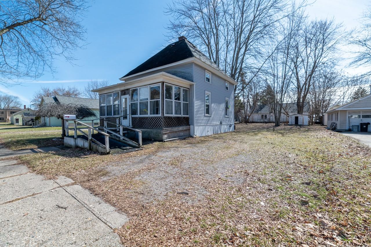 1827 Gilbert St #1 - Photo 3 of 22