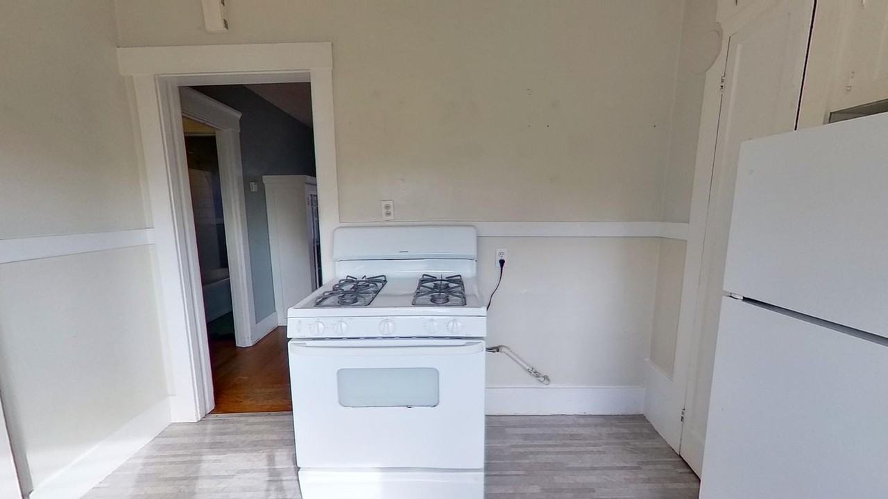 650 Adams St - Photo 5 of 10