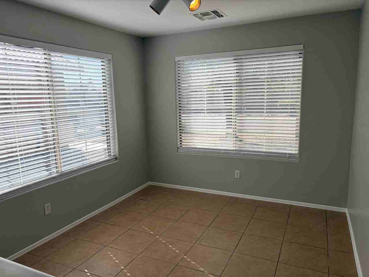 2300 E 37th Ave - Photo 5 of 27