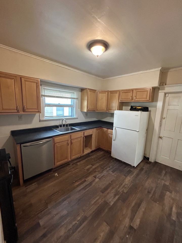 63 Montrose Ave #1 - Photo 2 of 8