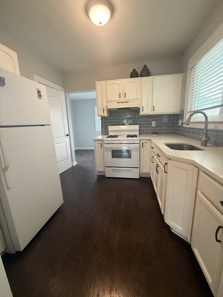 221 E Bennett St #1 - Photo 3 of 11