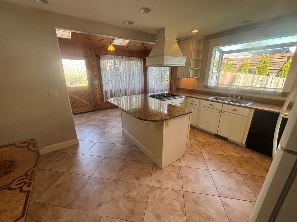 663 S 11th St - Photo 4 of 16