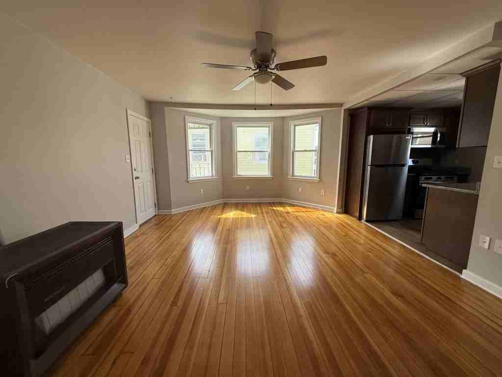 225 Davis St - Photo 4 of 8