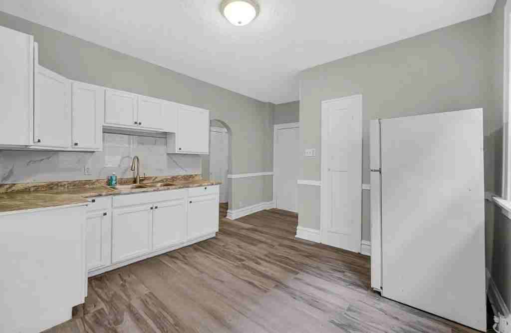 1319 Marshall St - Photo 7 of 10